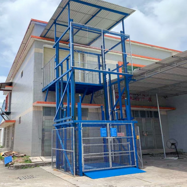 三门峡建材厂室外升降货梯安装